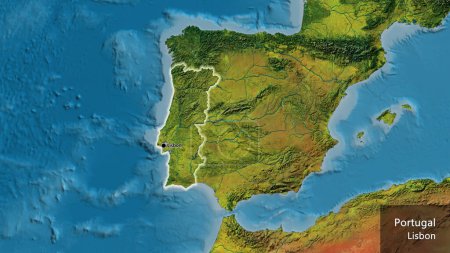 Téléchargez les photos : Plan rapproché de la frontière portugaise sur une carte topographique. Point capital. Briller autour de la forme du pays. Nom anglais du pays et de sa capitale - en image libre de droit
