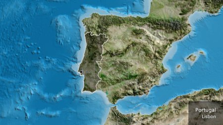 Téléchargez les photos : Gros plan de la zone frontalière du Portugal, avec une superposition sombre sur une carte satellite. Point capital. Décrivez la forme du pays. Nom anglais du pays et de sa capitale - en image libre de droit