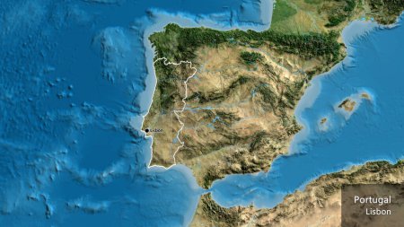 Téléchargez les photos : Gros plan de la frontière portugaise sur une carte satellite. Point capital. Décrivez la forme du pays. Nom anglais du pays et de sa capitale - en image libre de droit