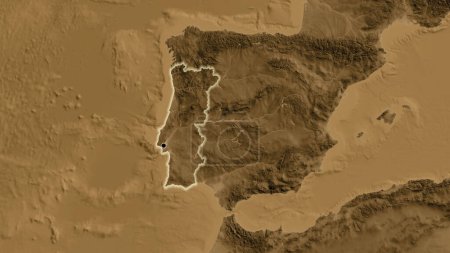 Téléchargez les photos : Gros plan de la zone frontalière du Portugal sur une carte de l'altitude de la sépia. Point capital. Lueur autour de la forme du pays. - en image libre de droit