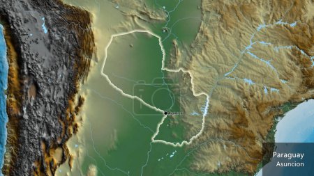 Foto de Primer plano de la zona fronteriza de Paraguay en un mapa de relieve. Punto capital. Brillan alrededor de la forma del país. Nombre inglés del país y su capital - Imagen libre de derechos