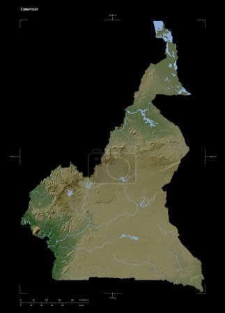 Téléchargez les photos : Forme d'une carte d'altitude de couleur pâle avec lacs et rivières du Cameroun, avec échelle de distance et coordonnées de frontière de carte, isolé sur noir - en image libre de droit