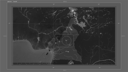 Téléchargez les photos : Cameroun mis en évidence sur une carte d'altitude en niveaux de gris avec des lacs et des rivières carte avec le point de la capitale du pays, grille cartographique, échelle de distance et coordonnées de la frontière carte - en image libre de droit