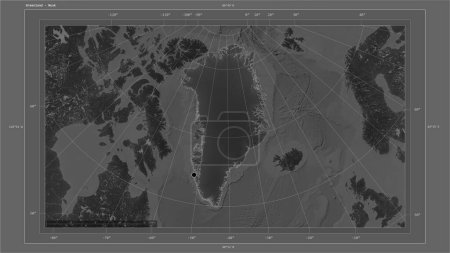 Foto de Groenlandia destaca en un mapa de elevación a escala de grises con lagos y ríos mapa con el punto capital del país, cuadrícula cartográfica, escala de distancia y coordenadas de frontera mapa - Imagen libre de derechos