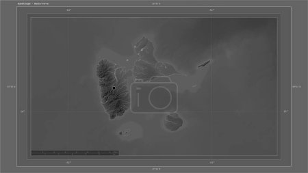 Téléchargez les photos : Guadeloupe surlignée sur une carte d'altitude en niveaux de gris avec carte des lacs et rivières avec le point capitale du pays, grille cartographique, échelle de distance et coordonnées de la frontière cartographique - en image libre de droit