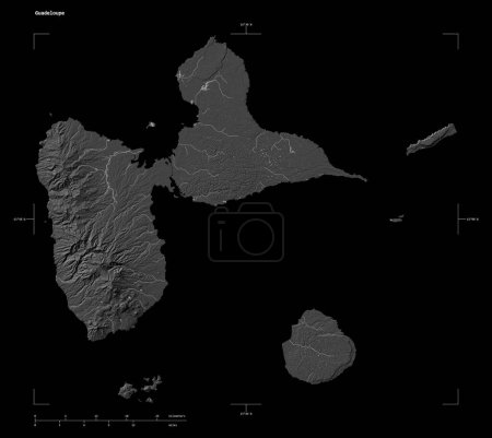 Téléchargez les photos : Forme d'une carte d'altitude de Bilevel avec lacs et rivières de la Guadeloupe, avec échelle de distance et coordonnées de frontière de carte, isolé sur noir - en image libre de droit