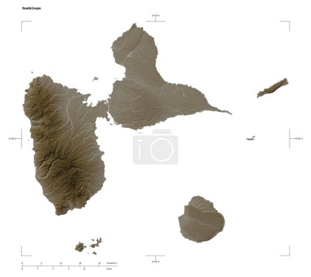 Téléchargez les photos : Forme d'une carte d'altitude colorée dans des tons sépia avec des lacs et rivières de la Guadeloupe, avec échelle de distance et coordonnées de frontière de carte, isolé sur blanc - en image libre de droit
