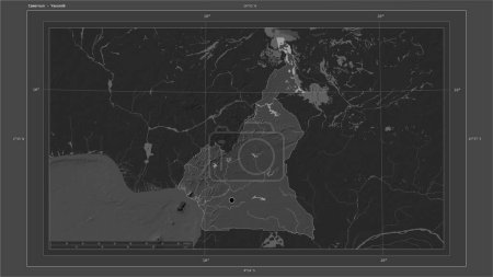 Téléchargez les photos : Cameroun mis en évidence sur une carte d'altitude de Bilevel avec des lacs et des rivières carte avec le point de la capitale du pays, grille cartographique, échelle de distance et coordonnées de la frontière carte - en image libre de droit