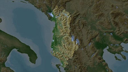 Albania destaca en un mapa de elevación de color pálido con lagos y ríos