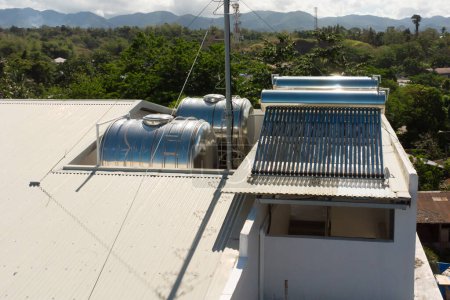 Téléchargez les photos : Chauffe-eau solaire sur le toit d'une maison
. - en image libre de droit