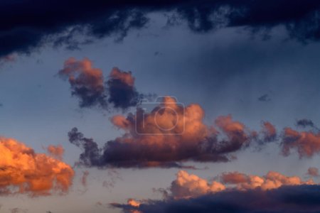 Téléchargez les photos : Ciel peint et nuages aux couleurs du matin - en image libre de droit