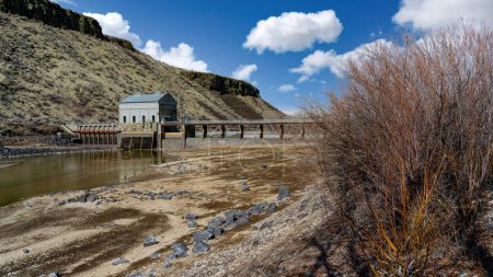Téléchargez les photos : Rivière Boise à faible niveau d'eau derrière un barrage de dérivation - en image libre de droit