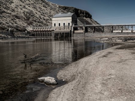 Téléchargez les photos : Faible niveau d'eau hivernale derrière le barrage de dérivation à Boise Idaho - en image libre de droit