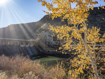 Téléchargez les photos : Barrage de dérivation historique sur la rivière Boise à l'automne - en image libre de droit