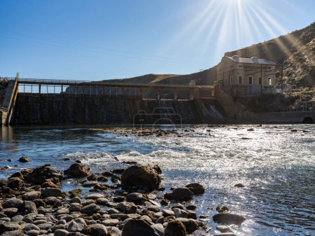 Téléchargez les photos : Vue sur la rivière Boise et barrage historique avec étoile du soleil - en image libre de droit