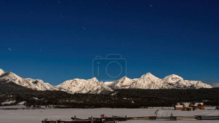 Mondbeleuchtete Sägezahnreihe im Winter in Stanley Idaho