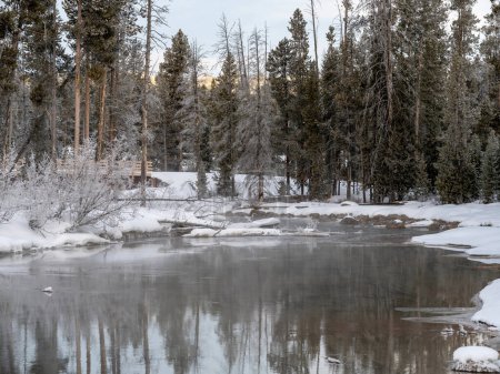 Schneegestöberter Bach in Idaho mit ferner Brücke