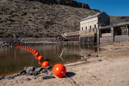 Téléchargez les photos : Pilons orange en basse mer au barrage de dérivation de Boise - en image libre de droit