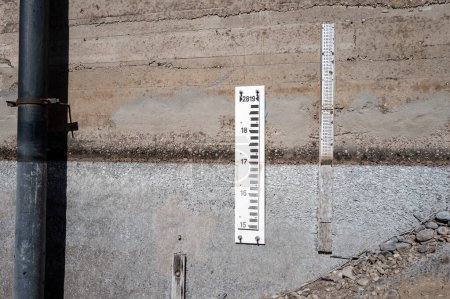 Téléchargez les photos : Gages de barrage de ciment pour montrer le niveau d'eau - en image libre de droit