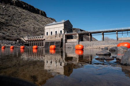 Téléchargez les photos : Flotteur Orange Bouy sur l'eau arrière d'un barrage de dérivation local - en image libre de droit