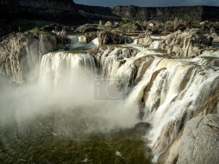 Großer Wasserfall auf dem Snake River beim Abfluss des Frühlings