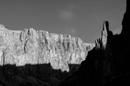 Sombras del amanecer en las paredes del cañón del sur de Idaho