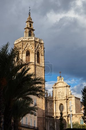 Foto de Campanario de estilo gótico de la Catedral de Valencia llamado El Miguelete - Imagen libre de derechos