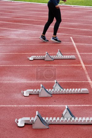 Foto de Pista de carreras de tartán para eventos atléticos con bloques de inicio - Imagen libre de derechos