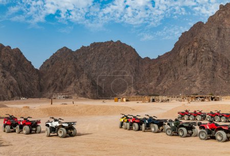 Foto de Un grupo de quads estacionados en el desierto del Sinaí sobre el telón de fondo de las montañas en Egipto - Imagen libre de derechos