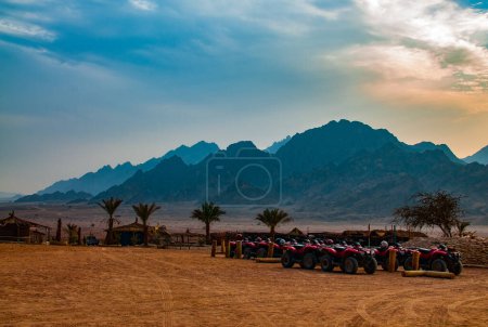 Foto de Un grupo de quads estacionados en el desierto del Sinaí sobre el telón de fondo de las montañas en Egipto - Imagen libre de derechos