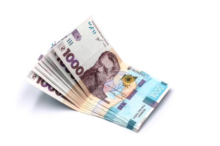 Une pile de mille billets de hryvnia sur fond blanc