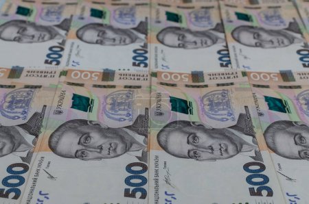 Montón de quinientos billetes de hryvnia en primer plano