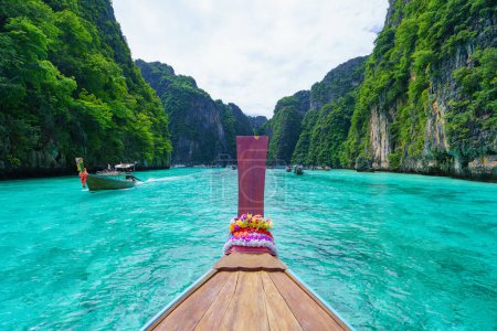 Téléchargez les photos : Traveling with long tail boat on fantastic emerald lagoon sea at Koh Phi Phi Island Thailand, Pileh Lagoon. - en image libre de droit
