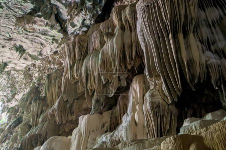 Landschaft der nok nang aen Höhle im lam khlong ngu Nationalpark, Kanchanaburi, unsichtbar in Thailand.