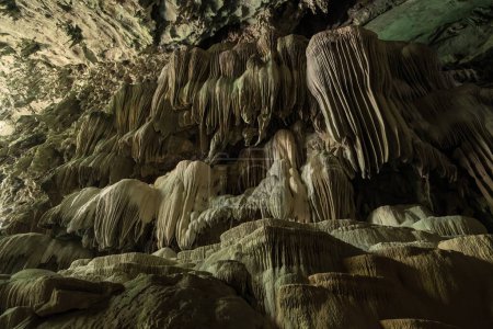 paysage de la grotte de Nok Nang Aen au parc national de Lam Khlong Ngu, Kanchanaburi, invisible en Thaïlande
