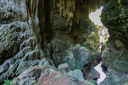 paisaje de la cueva de Nok Nang Aen en el Parque Nacional Lam Khlong Ngu, Kanchanaburi, invisible en Tailandia
.