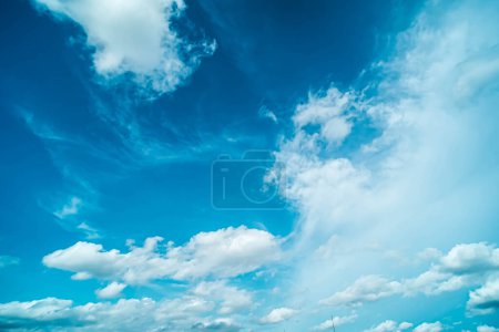 Téléchargez les photos : Nuages duveteux blancs contre ciel bleu en été saison de la nature fond météo - en image libre de droit