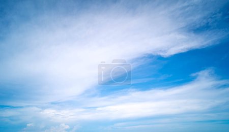 Foto de Fluffy cirrus nubes en el cielo azul abstracto naturaleza tiempo temporada verano - Imagen libre de derechos