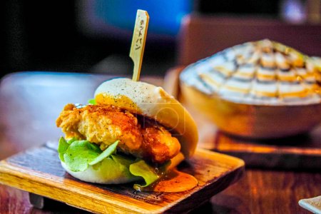 Téléchargez les photos : Bao Burger Bonanza : Bob's Flavorful Steamed Buns avec salade croquante et cornichons - en image libre de droit