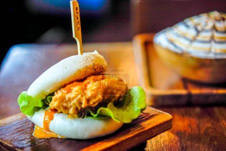 Téléchargez les photos : Bao Burger Bonanza : Bob's Flavorful Steamed Buns avec salade croquante et cornichons - en image libre de droit
