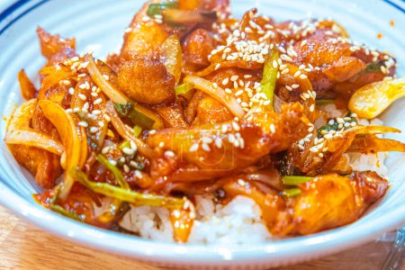 Téléchargez les photos : Friture épicée aux cuisses de porc ou de poulet, à l'inspiration coréenne, fouettée et savoureuse - en image libre de droit