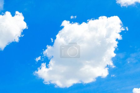 Foto de Nubes de Ballenas Majestuosas Maravillas en el Fluffy Blue Summer Sky - Imagen libre de derechos