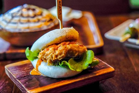 Téléchargez les photos : Bao Burger Bonanza Bob Pains aromatisés à la vapeur avec salade croquante et cornichons - en image libre de droit