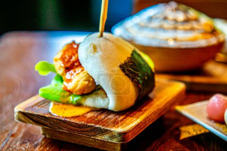 Téléchargez les photos : Bao Burger Bonanza Bob Pains aromatisés à la vapeur avec salade croquante et cornichons - en image libre de droit