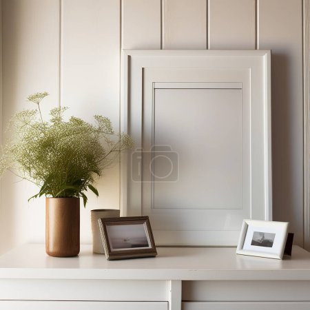 Foto de Sofisticación elegante: Moderna sala de estar blanca adornada con elegantes marcos de fotos - Imagen libre de derechos