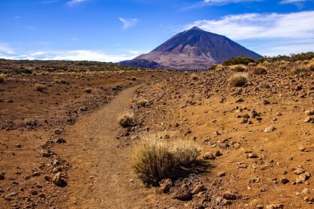 Foto de Las naturalezas se maravillan en el corazón del Parque Nacional Spains Teide, Tenerife. Las vistas panorámicas desde la caminata de Las Canadas muestran formaciones volcánicas y cielos prístinos. - Imagen libre de derechos