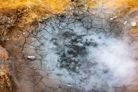 Dieses fesselnde Bild bietet eine detaillierte Nahaufnahme eines Schlammvulkanausbruchs und unterstreicht die intensive geothermische Aktivität Islands. Eingefangen im Herzen der isländischen Vulkanlandschaft,