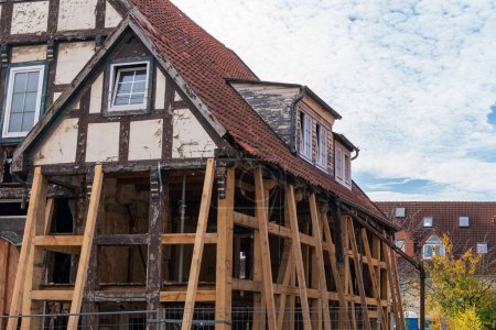 Foto de Reparación y renovación de estructuras de madera de un antiguo edificio residencial. - Imagen libre de derechos