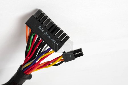 Kabel mit Adapter zum Anschluss an das Computermotherboard auf weißem Hintergrund. Nahaufnahme.
