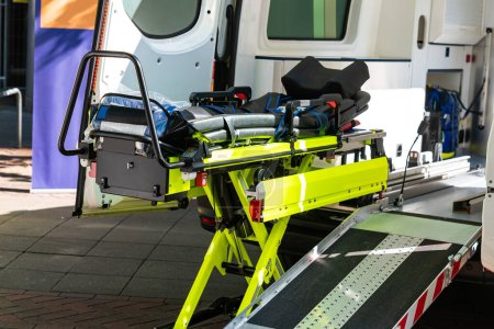 Téléchargez les photos : Portes ouvertes d'une voiture de secours avec chariot jaune pour le transport des patients - en image libre de droit